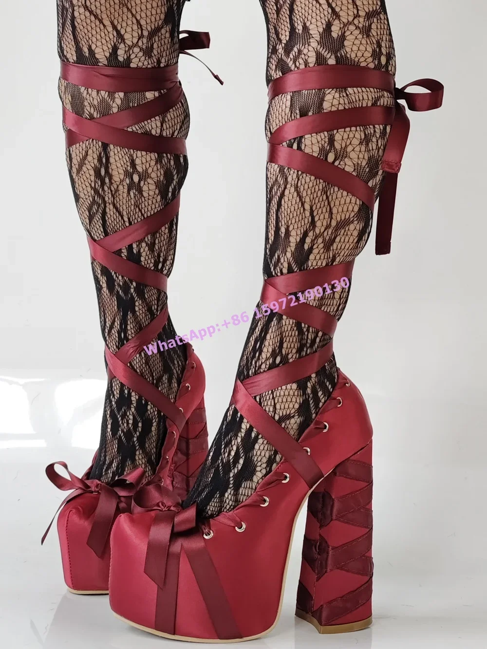 Ribbon Tie Heel - Rote Satinband-Plattform-Pumps, über Kreuz gebunden, Schnürung,
