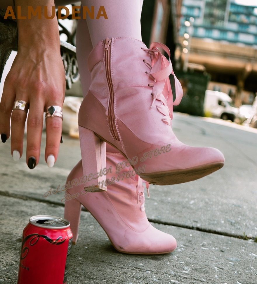Ribbon Tie Heel - ALMUDENA Rosa Satin-Stiefeletten mit klobigem Absatz,