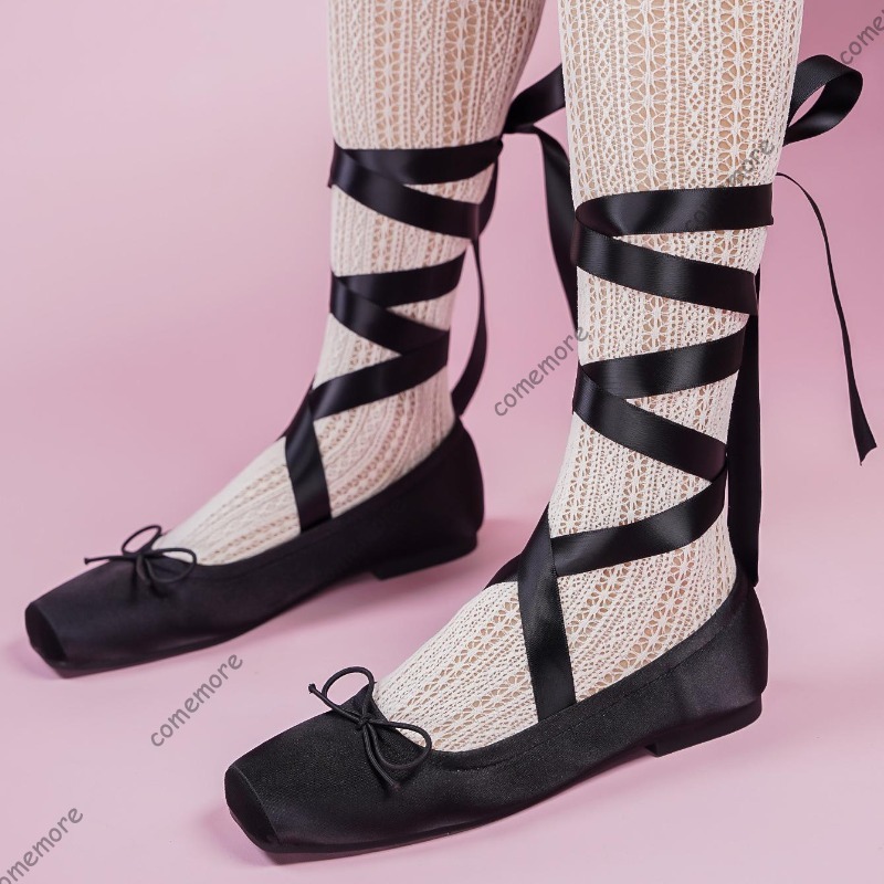 Ribbon Tie Heel - Damen-Ballerinas mit Satinband und Krawatte, quadratische